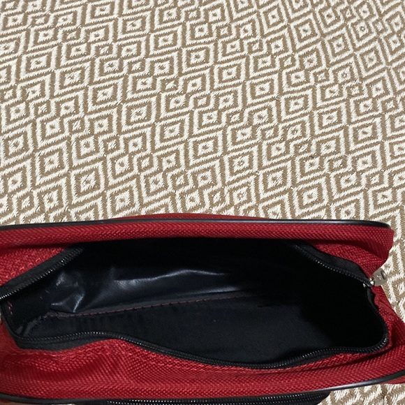 Samsonite toiletry bag in great shape. Would be great for traveling✈️✈️ - Picture 4 of 5